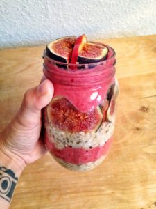 Porridge aus Haferflocken und Früchten als Frühstücksalternative
