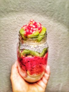 Frühstücksbrei mit Obst und Chiasamen