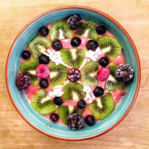 Gesundes und leckeres Porridge mit Früchten