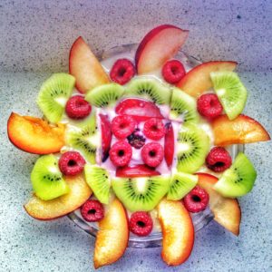 Veganes Frühstück aus Haferflocken und Obst