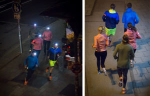 Läufer laufen durch die Innenstadt von München im Dunkeln und tragen Reflektoren und Stirnlampen