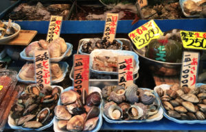 Muscheln auf dem Fischmarkt in Tokyo