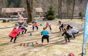 Mit dem Theraband kann man perfekte Übungen machen , z.B. Squats