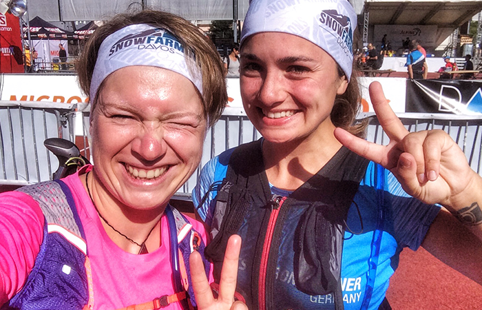 Selfie von zwei Frauen vor dem Start eines Laufes