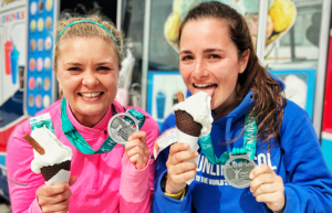 2 Mädchen essen Eis, Softeis, Medaille, Eis lecken