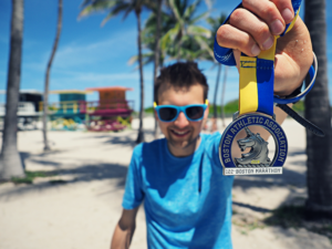 Boston Marathon Medaille, Mann und Medaille, Medaille mit Einhorn, Miami Beach, Palmen, Strand
