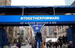 Ziel Boston Marathon, Banner beim Boston Marathon im Ziel, Together Forward