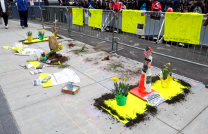 Boston Marathon Anschlag 2013, Gedenkstätte Boston Marathon, Blumen für die Opfer, Boylston Street