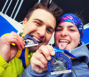 Medaille Boston Marathon, Pärchen mit Medaille, Pärchen in den USA