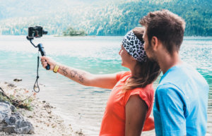 Pärchen am See mit einem Gimbal, Selfie machen, Eibsee an der Zugspitze, Alpen in Bayern, Dobot Rigiet