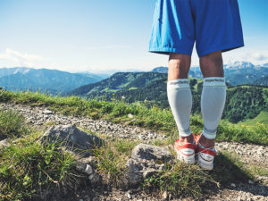 Kompressionsstrümpfe Laufen, Kompressionssocken Sport, Trailrunning, Beine mit Kompression Sleeves