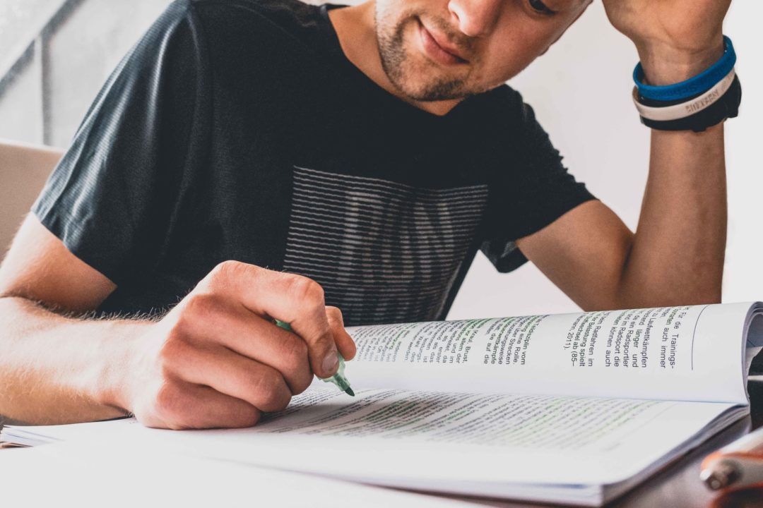 Academy of Sports: Zwischenstand bei der Ausbildung zum Fachtrainer für Ausdauersport Academy of Sports, lernen, Fernstudium, Mann mit Stift, Mann lernt, Weiterbildung Sport, Ausbildung Lauftrainer