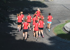 Frauen laufen, rote T-Shirts, Anita Sport-BH, Marathontraining