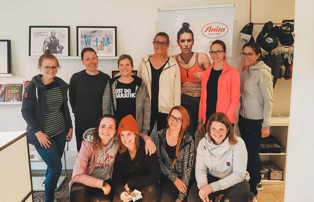 Die Teilnehmerinnen des Selbstverteidigungskurs für Frauen beim Laufen in der SFR Academy.
Gruppenbild mit 10 Frauen.