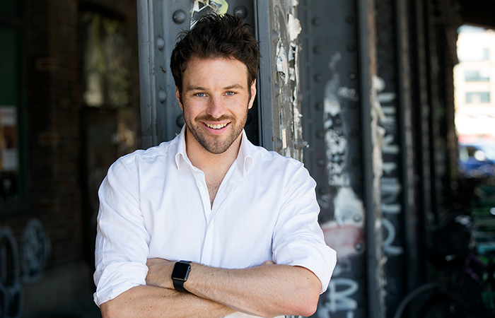 Mann mit weißen Hemd. Fabian Fölsch im Portrait. Mitbegründer und CEO von Braineffect