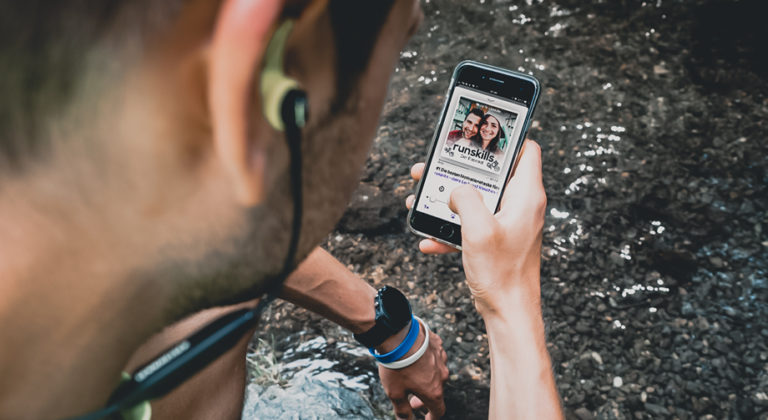 Mann hört mit Smartphone Podcast