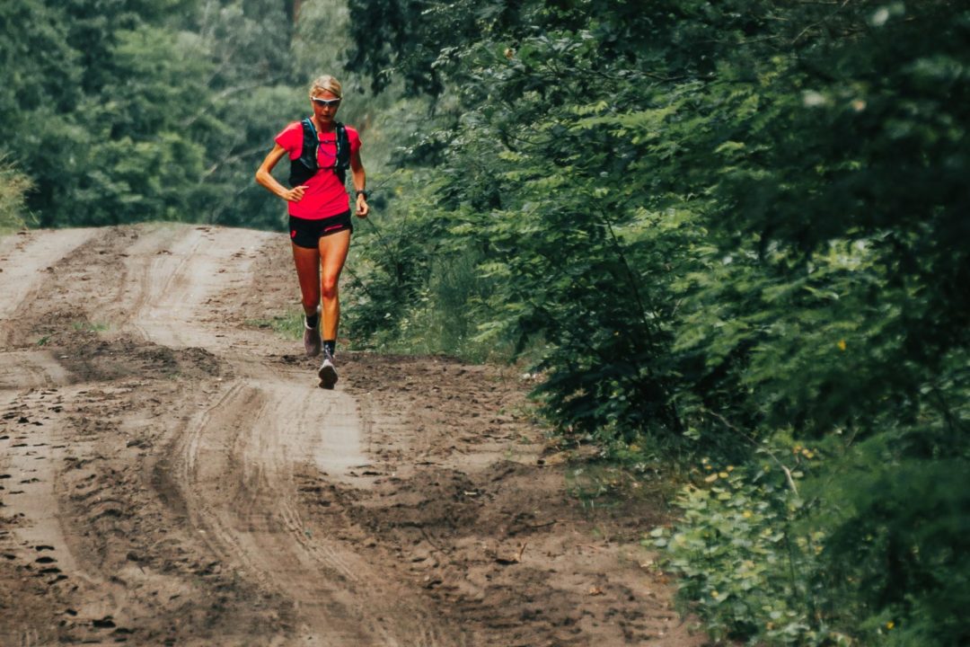 Podcast-Folge #23 Ultraläuferin Judith Havers – “Es muss nur einer ‘ne komische Idee haben und ich bin am Start!“ Judith Havers läuft beim Heischnuckenweg 222 km , im Wald