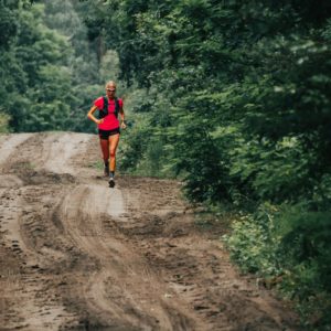 Judith Havers läuft beim Heischnuckenweg 222 km , im Wald
