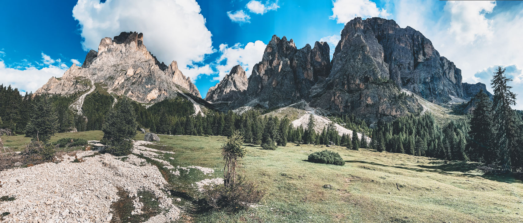 Langkofelgruppe in Südtirol, Berge, Wiese, Bäume und Himmel